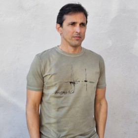 Camiseta Calma caqui claro para hombre, diseño versátil en algodón